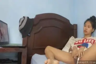 Cewek cantik body aduhai nonton film bokep sambil coli