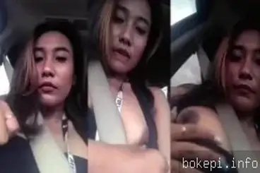 Cewek Genit Pamer Body di Mobil, Kontol Langsung Tegang