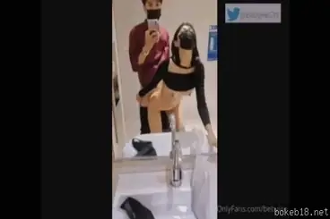 Doggy pacar brutal di toilet umum