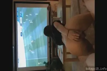 Nonton Bola Ngentot Memek Basah Sampe Muncrat di Sofa